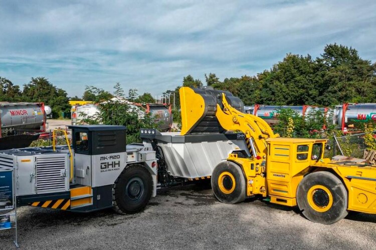 A Komatsu WXO7 LHD loading a GHH MK-A20 truck at an event at GHH in Gelsenkirchen