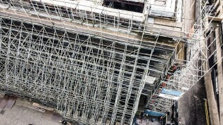 A special heavy-duty scaffold supports the Mackintosh Building’s fragile façade A special heavy-duty scaffold supports the Mackintosh Building’s fragile façade