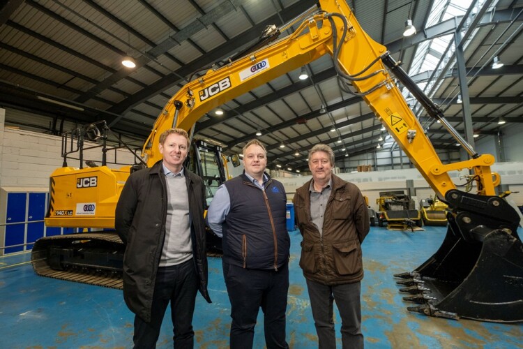 JCB Scot&rsquo;s Iain Bryant, SPOA president Callum Mackintosh and CITB plant curriculum manager Chris Blake with the new JCB 140X at NCC Inchinnan