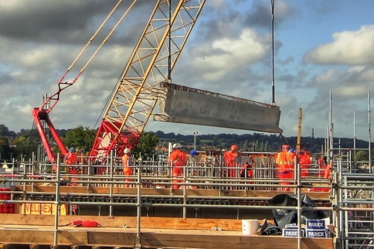 Cranes lift in the beams