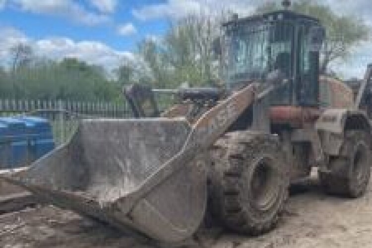 The loading shovel