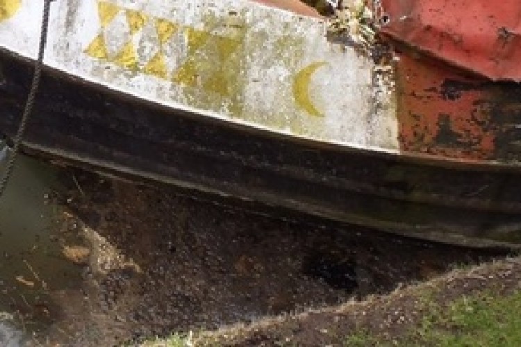 Sludge around a moored boat [Environment Agency photo]