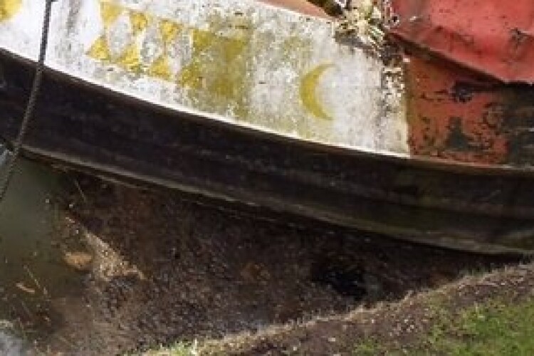 Sludge around a moored boat [Environment Agency photo]