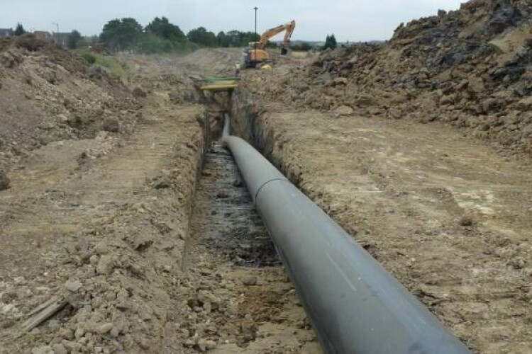 The image shows the pipe in the trench, which the workers were trying to manoeuvre when the incident occurred