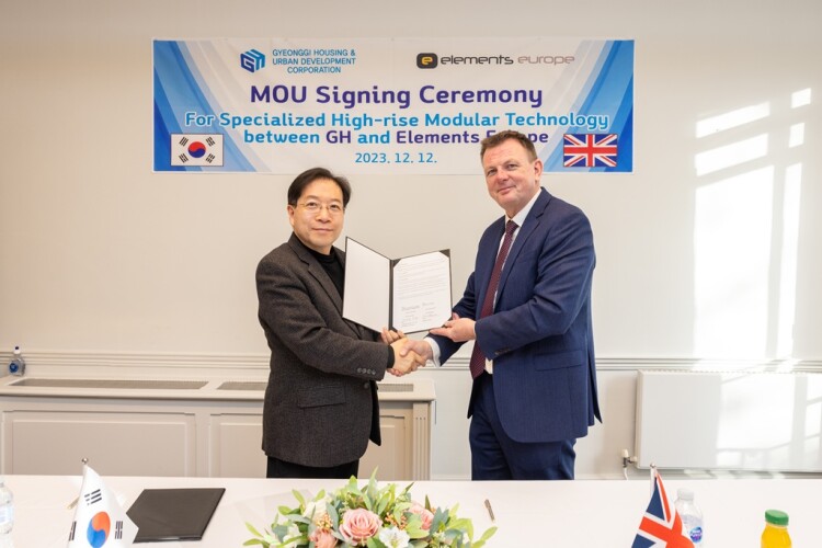Elements Europe chief executive David Jones signed the MoU with Gyeonggi Housing chief executive Sei Yong Kim