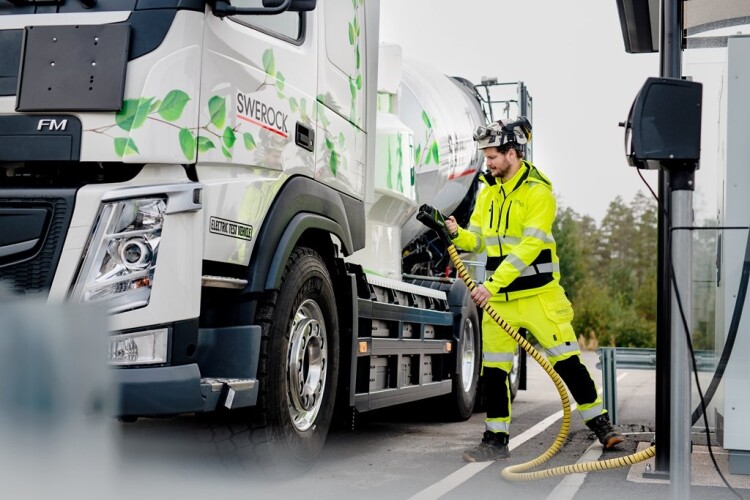 Electric concrete mixer truck