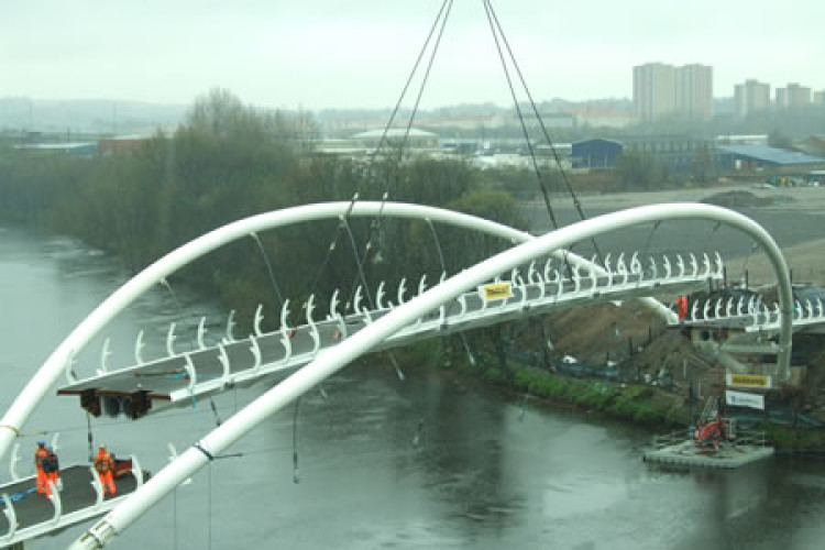 Crane hire firm Ainscough deployed an 800-tonne capacity Liebherr to lift the bridge into place