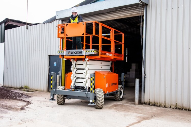 With zero tailpipe emissions, Snorkel RTE scissor lifts can be used indoors and out