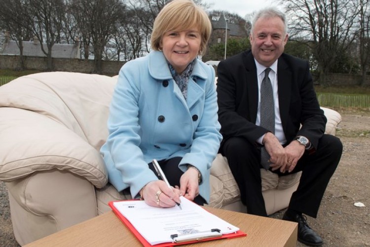 Places for People chief exec and Aberdeen council leader Jenny Laing sign the deal