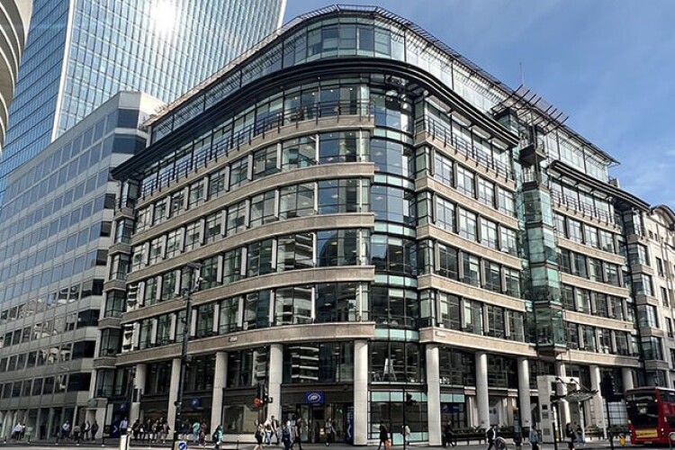 The existign building at 60 Gracechurch Street, showing the Walkie Talkie (20 Fenchurch Street) behind. [Photo from www.obayashi.co.jp]