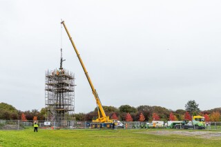 Keltbray lifted the sculpture into place