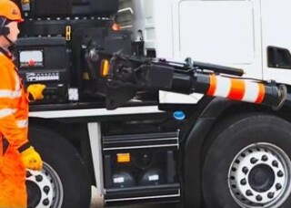 Swing-up stabiliser rotating away from operator on opposite side of vehicle (manufacturer dependent)